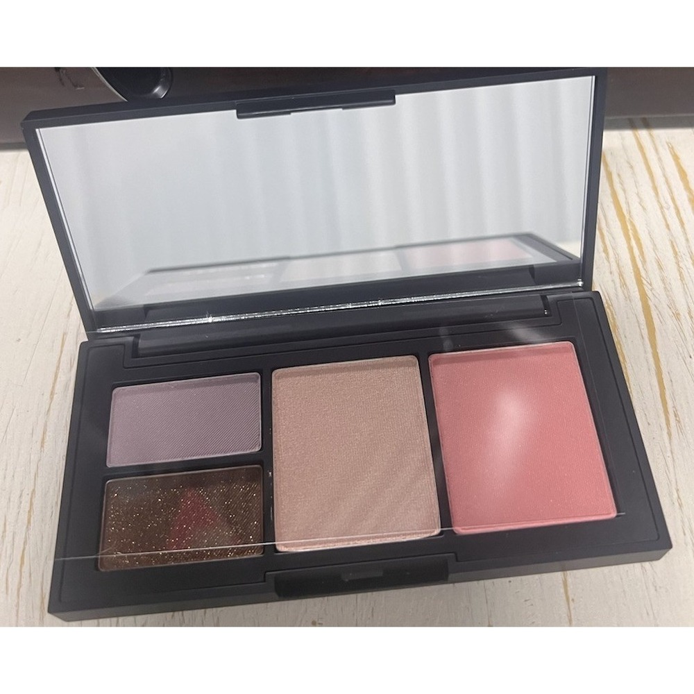 Mars Makeup Kit - Picture 2 of 2